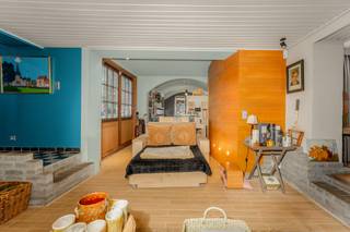 Deze karaktervolle woning heeft een prachtige landelijke ligging.<br />Gelegen op een hoekperceel van maar liefst 2.929m², omringd door groen, is het dé plaats om tot rust te komen.<br />Vanop jouw terras kijk je uit op je eigen weide waar je naar hartenlust je dieren kan houden.<br />Als het zicht alleen je nog niet genoeg kan bekoren, zal het privé-bos dat zeker wel doen.<br /><br />Naast rust en groen ben je binnen de 5 min. op alle grote invalswegen en Aalter-centrum.<br /><br />De woning voorziet in een vergunning eengezinswoning met mogelijkheid van uitbreiding tot een maximum volume van 1.000m³, een unicum in waardevol agrarische zone.<br /><br />De woning voorziet in 16 zonnepanelen met thuisbatterij, CV op propaangas, airco op de slaapkamer, airco in de zigeunerwagen.<br />Enkele leuke eyecatchers: pipowagen die momenteel dient als bureau, tuinberging in de vorm van een zeecontainer, nieuw aangelegd terras, …<br /><br />Indeling gelijkvloers: inkomhal met berging, slaapkamer met ingemaakte kasten, leefruimte met zithoek op niveau, volledig ingerichte keuken, badkamer met ligbad, technische ruimte, afzonderlijk toilet, achter inkom<br /><br />Indeling verdieping: nachthal met dressing, slaapkamer met inbouwkasten<br /><br />Buitenberging aan het terras, carport, dubbele losstaande garage, unieke pipowagen, zeecontainer/tuinberging, ruime afgesloten tuin, weide 900m², bos 750m2<br /><br />Instelprijs inclusief gunstig deel roerend.