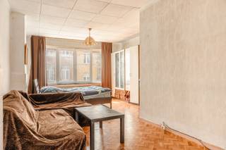 Studio te koop in Borgerhout - ideale investering<br /><br />Op de eerste verdieping van een kleinschalig gebouw aan de Terlostraat 45 in Borgerhout bevindt zich deze gezellige studio met veel potentieel. Dankzij de centrale ligging geniet u van een vlotte verbinding naar Antwerpen centrum, openbaar vervoer, winkels en gezellige buurtadresjes.<br /><br />De studio beschikt over een lichtrijke leefruimte, praktische indeling en een aangename woonomgeving. Het pand is momenteel verhuurd, wat deze eigendom meteen interessant maakt als investering.<br /><br /><strong>Troeven:</strong><br />Gegeerde ligging in Borgerhout<br />Eerste verdieping<br />Veel lichtinval<br />Terras<br />Verhuurd aan 488,52 euro aan een huurder die het al 9jaar huurt.<br /><br /><strong>Extra:</strong><br />Geen maandelijkse kosten.<br />EPC-label C.<br />Kadastraal inkomen bedraagt 399.<br /><br />Meer informatie of een bezoek ter plaatse? Neem gerust contact op.<br /><br /><br />(woongebied, vergunning, geen verkavelingsvergunning, voorkooprecht, geen rechterlijke herstelmaatregel of bestuurlijke maatregel opgelegd)
