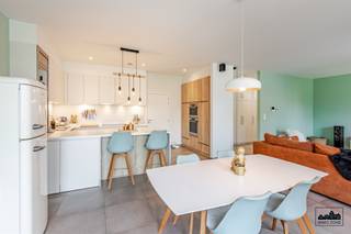 <p>Bent u op zoek naar een ruim en luxueus afgewerkt appartement met 2 slaapkamers, meerdere terrassen én een topligging in het hart van Sint-Niklaas? Dan is dit appartement absoluut een bezoek waard!</p><p>U betreedt het app via een private buitentrap en komt zo in de ruime inkomhal met ingemaakte kasten. Vanuit hier bereikt u de lichtrijke leefruimte met een prachtig open zicht op de binnentuin. De leefruimte is voorzien van een stijlvolle open keuken met aanpalende berging.</p><p>De keuken is uitgerust met alle nodige toestellen: een ingebouwde inductiekookplaat, dampkap, dubbele spoelbak, koelkast, diepvries, vaatwasser, heteluchtoven en microgolfoven. De toegang tot de leefruimte verloopt via een elegante glazendeur, wat zorgt voor een extra luxueuze uitstraling.</p><p>Verder in de hal vindt u 2 ruime slp, beiden met de mogelijkheid tot het plaatsen van een dubbel bed. Eén van de slaapkamers beschikt over een terras van 4,5 m² (oost-west gericht) en een ingemaakte kast. De badkamer (7 m²) is stijlvol ingericht met een comfortabele inloopdouche voorzien van inbouwkraan en regendouche, dubbele wastafel, handdoekradiator en toilet. Daarnaast is er nog een apart gastentoilet aanwezig.</p><p>Het appartement voelt extra ruim dankzij de bewoonbare oppervlakte van maar liefst 123 m², de praktische indeling én de hoge plafonds van 2,8 meter. Er is voldoende bergruimte aanwezig en het hele appartement is voorzien van vloerverwarming op aardgas. De PVC-ramen zijn uitgerust met spiegelglas en vliegenramen, en er is een ventilatiesysteem type C.</p><p>Het appartement maakt deel uit van een afgesloten woonerf met uitzicht op een gezellige, centrale tuin. Er is een laad- en loszone, een ondergrondse afvalruimte, laadpaal voor elektrische voertuigen, zonnepanelen voor de gemeenschap en een fietsenstalling. Dankzij het gesloten hekwerk is privacy gegarandeerd.</p><p>Bij het appartement is een garagebox aanwezig, deze kan mee aangekocht worden voor 35.000,00 euro.</p><p>Troeven:<br />- garagebox voor 2 wagens<br />- ruime bewoonbare oppervlakte<br />- hoge plafonds<br />- rustige ligging<br />- E-peil E68</p><p>Heeft u interesse in dit unieke appartement? Neem dan snel contact met ons op via margot.raemdonck@immo-zone.be of bel naar 0473 51 80 58.</p>