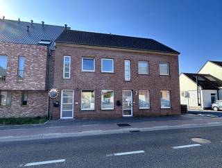 <p>Gelegen aan de Haltestraat nabij het station van Begijnendijk, biedt dit charmante halfopen huis een unieke kans voor wie op zoek is naar een ruime en veelzijdige woonomgeving. De drie slaapkamers bieden voldoende mogelijkheden voor persoonlijke inrichting en creëren de ideale plek om tot rust te komen na een drukke dag. </p>
<p>De woning beschikt over een handige garage voor extra opslag. Daarnaast wordt de tuin gedeeld met de buren en is er een gemeenschappelijke oprit. <br /><br />Interesse? Mail ons op vastgoed@gysemansgroep.be.<br /> </p>