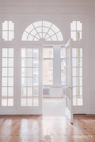 Gelegen in het hart van Kortrijk, biedt dit indrukwekkende kantoorpand een royale bruikbare oppervlakte van 228.35 m². Het historische karakter van het gebouw wordt op elegante wijze gecombineerd met moderne functionaliteiten, waardoor het een ideale werkplek is.Bij binnenkomst valt meteen de ruime en goed verlichte receptie op, perfect om gasten te ontvangen. De majestueuze houten trappen geven het interieur een klassieke uitstraling en leiden naar verschillende kantoorruimtes. Deze ruimtes zijn voorzien van hoge plafonds en grote ramen, wat zorgt voor een aangename en lichte werksfeer.Het pand beschikt over meerdere stijlvolle vergaderruimtes, elk met een uniek karakter. De parketvloeren en verfijnde afwerking benadrukken de kwaliteit en klasse van het gebouw. Daarnaast zijn er voldoende sanitaire voorzieningen aanwezig voor het comfort van uw team en bezoekers.Dankzij zijn centrale ligging in Kortrijk is het pand uitstekend bereikbaar, zowel met de auto als met het openbaar vervoer. Diverse parkeermogelijkheden in de nabijheid maken het extra toegankelijk.Dit pand is de perfecte keuze voor bedrijven die op zoek zijn naar een prestigieuze locatie met een authentieke uitstraling. Mis deze unieke kans niet om uw bedrijf naar een hoger niveau te tillen in een van de meest opmerkelijke kantoorgebouwen van Kortrijk.