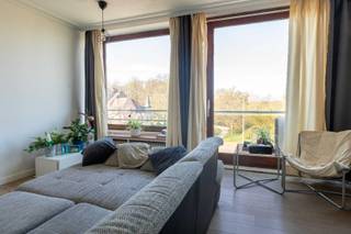 Zin in licht, ruimte en een uitzicht dat blijft verrassen?<br />Dit penthouse met drie slaapkamers ligt op een rustige plek in Brugge en kijkt uit over de Vesten, het Graaf Visartpark en de Halletoren — een uitzicht dat nooit verveelt.<br /><br />Het appartement telt 111 m² en heeft een privé dakterras van 32 m² waar je echt tot rust komt. Een koffie in de ochtendzon, een aperitief bij zonsondergang… hier heb je de voordelen van een ruim appartement en kan je toch mateloos genieten van het buitenleven.<br />In 2018 werd het appartement gerenoveerd, met behoud van zijn karakter en met alles wat je vandaag nodig hebt: parket, ingebouwde kasten, dubbel glas en centrale verwarming op gas. Ook het gebouw zelf is goed onderhouden, met een vernieuwd dak, voorgevel en lift.<br /><br />De ligging is een grote troef: rustig wonen, met parken, binnenstad en de uitvalswegen op wandelafstand. Alles dichtbij, zonder het gevoel midden in de drukte te zitten.<br /><br />Een penthouse met dit uitzicht en dergelijk terras komt niet vaak vrij.<br />Nieuwsgierig? Kom gerust eens kijken en ervaar het zelf.<br /><br /> Neem contact met ons op voor meer informatie of plan een bezichtiging!