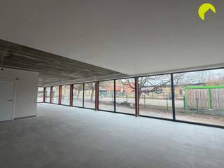 Commercial ground floor in a very convenient location in Wilrijk!All major access roads, daily shops and public transport are in the immediate...