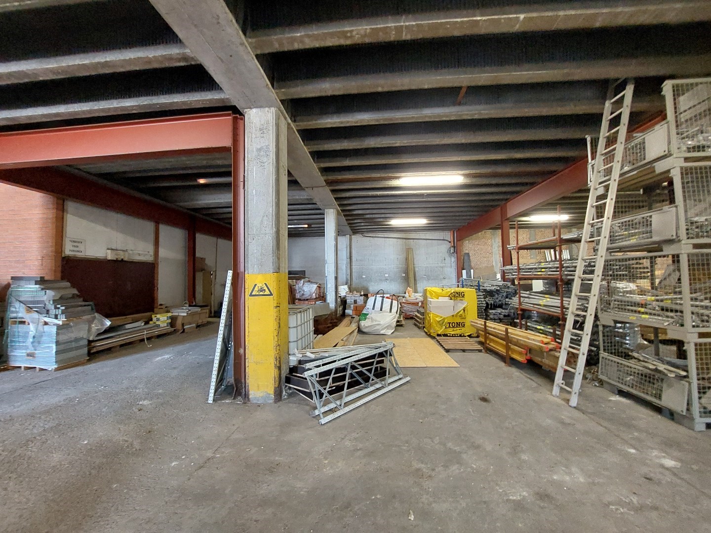 Centraal gelegen magazijn van 1152m² - foto 4