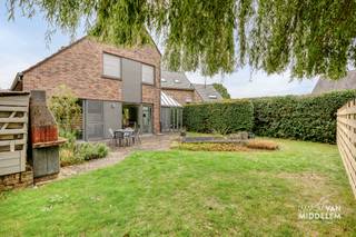 <strong>Immo Van Middelem verkoopt deze uitzonderlijk goed gelegen RUIME en LICHTRIJKE, INSTAPKLARE villa met 4 kamers, bureau, garage, terras en tuin op een perceel van +/- 4a82ca te St.-K.-Lombeek (Ternat).</strong><br /><strong>Winkels, scholen, openbaar vervoer, sportinfrastructuur, cultuurcentrum 'De Ploter',... bevinden zich allemaal op wandelafstand !</strong><br /><br />Aansluitend op de achtertuin bevindt zich een bouwgrond van ca. 4a01ca, gelegen langs de Beukstraat en geschikt voor open bebouwing. Deze grond kan optioneel worden aangekocht voor € 199.000 en biedt een unieke kans om uw tuin aanzienlijk uit te breiden, terwijl u tegelijk investeert in een afzonderlijk bebouwbaar perceel met toekomstpotentieel.<br /><br />De woning werd steeds zéér goed onderhouden, de eigenaars zijn doorheen de jaren blijven investeren in hun wooncomfort (zie document 'historiek woning' bij 'downloads').<br /><br />De indeling is als volgt: <br />- GELIJKVLOERS: inkomhal met WC en trap naar de 1ste verdieping, bureau met ingemaakte kasten, living (salon en eetplaats) met toegang tot de veranda en het terras, volledig geïnstalleerde keuken met eethoek en toegang tot het terras, berging;<br />- 1ste VERDIEPING: nachthal, WC, badkamer met bad en douche, 3 kamers waarvan 1 met dressing, 2 bergruimtes.<br />- ZOLDER 1 (via vaste trap): 1 kamer met doucheruimte en WC;<br />- ZOLDER 2 (via trapladder): bergzolder;<br />- GARAGE met stookplaats;<br /><br />Alarminstallatie.<br />CV op stookolie (aansluiting op stadsgas mogelijk).<br />8 zonnepanelen met thuisbatterij.<br />EPC: 240 kWh/m² - Label C (UC: 3585935).<br />Elektriciteit CONFORM tot 2050.<br />Asbestveilig.<br />Vrij bij akte.