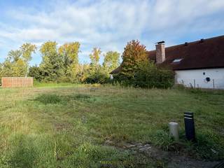 <strong>RUSTIG GELEGEN BOUWGROND</strong> voor halfopen bebouwing in het landelijke Berlare. Deze mooie <strong>KAVEL VAN 328M²</strong> bevindt zich in een <strong>KINDVRIENDELIJKE STRAAT</strong>, omringd door <strong>GROEN</strong> en op wandelafstand van de <strong>UITGESTREKTE NATUUR ROND HET DONKMEER</strong>. Bovendien ben je slechts enkele minuten verwijderd van <strong>VERBINDINGSWEGEN RICHTING GENT, DENDERMONDE EN LOKEREN</strong>. Ideaal voor wie rustig en ruim wil wonen zonder in te boeten aan <strong>COMFORT OF BEREIKBAARHEID</strong>.<br /><br />Adres: Turfputstraat te Berlare<br /><br />Geen bouwverplichting; P-score: C