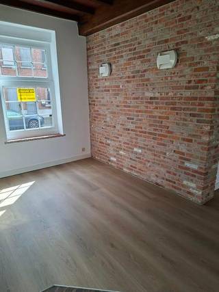 Charmant huis met 3 slpks in Geraardsbergen (Onkerzele)Deze gerenoveerde woning beschikt over inkom,bureau,wc, living , nieuw geïnstalleerde...