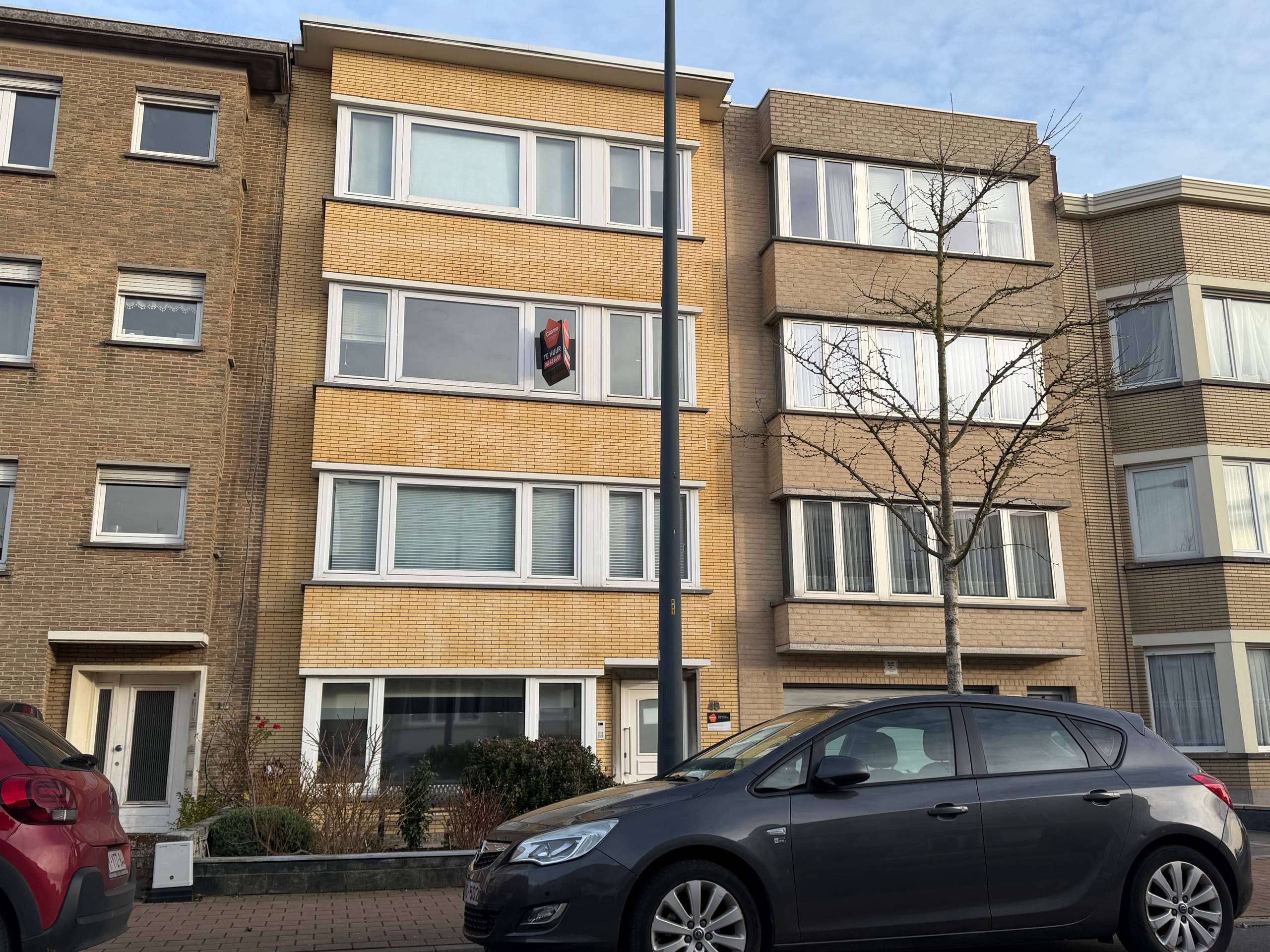 Appartement bien entretenu avec deux chambres situé dans un quartier résidentiel. Dans un immeuble avec ascenseur. - photo 1