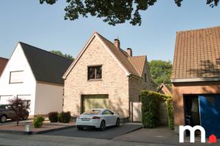Charmante villa met volledig gerenoveerde buitenschil op toplocatieOntdek deze karaktervolle villa, ideaal gelegen op wandelafstand van het levendige...