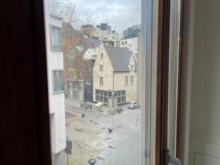 <p><span>ENKEL BEZOEKEN MOGELIJK DOOR VOLGENDE LINK VOLLEDIG EN CORRECT IN TE VULLEN:<br />https://mijnhuurprofiel.be/property/658d4c79-f75a-4d77-8636-7b0039bbd6a4/login<strong><br /><br />Gezellig 1-slaapkamer appartement in hartje Antwerpen</strong><br /><br />Dit charmante appartement, gelegen in een karaktervol gebouw uit 1850, bevindt zich op de Gorterstraat 1 bus 202. Dankzij de centrale ligging geniet u van een aangename woonomgeving met vlotte bereikbaarheid, nabij winkels, openbaar vervoer en andere voorzieningen. De buurt combineert het authentieke karakter van de stad met hedendaags comfort.</span></p>
<p><span>Indeling:</span><br /><span>Het appartement bestaat uit een lichtrijke living met open keuken, uitgerust met een koelkast, kookplaat, oven en dampkap. Verder is er één slaapkamer en een badkamer met douche, enkele lavabo en toilet.</span></p>
<p><span>Onmiddelijk beschikbaar</span></p>
<p><span>Gemeenschappelijke kosten:</span><br /><span>Provisie van €140 per maand (inclusief waterverbruik en verwarming).</span></p>
<p><span>Voor meer informatie of een bezoek:</span><br /><span>Contacteer Xander via Xander@reds.be</span></p>