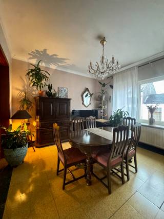 Deze ruime gezinswoning (237 m² bewoonbare opp.)  gelegen in het hart van Ledegem, op het centrale en goed bereikbare adres Stationsstraat 115. De...