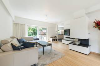 Prachtige, energiezuinige gezinswoning (EPC B) met 3 slaapkamers.<br /><br />Bent u op zoek naar de perfecte combinatie van modern wooncomfort, duurzaamheid en absolute rust? Deze stijlvolle, eigentijdse woning ligt in een uiterst rustige doodlopende straat op een mooi perceel van 540 m². Omringd door een groen en bosrijk uitzicht biedt dit eigendom alle privacy en ruimte die een gezin zich kan wensen.<br />De troeven van deze woning op een rij:<br /><br />-Uiterst energiezuinig (EPC B): Dankzij de uitstekende isolatie en maar liefst 18 zonnepanelen bent u volledig voorbereid op de toekomst en geniet u van een zeer lage energiefactuur.<br />-Lichtrijke leefruimte met sfeer: De gezellige living vormt het hart van het huis en is voorzien van een sfeervolle gashaard, ideaal voor warme en gezellige avonden.<br />-Open keuken: De modern ingerichte open keuken sluit naadloos aan op de leefruimte en beschikt over grote raampartijen die direct uitgeven op de tuin. Koken met zicht op het groen was nog nooit zo fijn!<br />-Mooie zuidgerichte tuin: Buiten geniet u de hele dag door van de zon op het perceel van 540 m². De tuin is volledig omheind met een strakke, groene haag en beschikt over een handig houten tuinhuis en volop veilige speelruimte voor kinderen.<br />-3 Comfortabele slaapkamers: De bovenverdieping biedt plaats aan drie volwaardige, lichtrijke slaapkamers met een rustgevend uitzicht op de natuurlijke omgeving.<br />-Mooi ingerichte badkamer: Een eigentijdse, comfortabele badkamer die met hoogwaardige materialen is afgewerkt voor het ultieme wellnessgevoel thuis.<br /><br />De woning is uitgerust met een inpandige garage en een royale, beklinkerde oprit die plaats biedt aan meerdere voertuigen.<br />Gelegen in een uiterst kindvriendelijke omgeving zonder doorgaand verkeer, maar toch met een vlotte verbinding naar lokale scholen, winkels en invalswegen. Een unieke, instapklare kans voor wie op zoek is naar ruimte, licht en duurzaamheid!<br /><br />Zou u graag de nieuwe eigenaar worden van dit prachtige pand. Voor meer info hyboma.be of wenst u graag een bezoek ter plaatse contacteer dan Guy 0479/88 88 06 of Hyboma op 051 480 980!