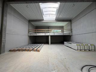 <p>Nieuwbouw KMO-unit te koop in Kampenhout, met een gelijkvloerse oppervlakte van 216 m² en een verdieping van 71 m². Oplevering voorzien in augustus 2026.</p>
<p>Strategisch gelegen langs de Mechelsesteenweg (N26), met een vlotte verbinding naar de E19 en E40 richting Brussel, Antwerpen en Gent — wat zorgt voor uitstekende bereikbaarheid én zichtbaarheid.</p>
<p>De unit biedt een kwalitatieve opslagruimte met een vrije hoogte van ca. 6 m, toegankelijk via een automatische sectionaalpoort (4 x 4,2 m) en een aparte inkomdeur. Voorzien van een gepolierde en gewapende betonvloer (2.500 kg/m²), lichtstraten met rookluik, een geïsoleerd dak en een regenwaterput (5.000 L).</p>
<p>Gelegen in Business Park Overdevaert te Kampenhout, met camerabewaking, LED-verlichting en branddetectie. Inclusief 2 privatieve parkeerplaatsen en de mogelijkheid tot laadpalen.</p>
<p>Contacteer Structura.biz voor bijkomende informatie en/of een bezoek — 02/462.32.00!</p>