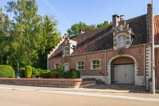 Te moderniseren, doch STRUCTUREEL ZEER DEGELIJK landhuis met grote tuin en garage op een prachtig perceel van 1.194 m². Toplocatie, kortbij het centrum van Ranst. Bestaande uit: zeer ruime en statige inkomhal met vide; apart toilet met handenwasser; voldoende plaats voor vestiaire; woonkamer met authentieke elementen en open haard; eetkamer met kachel; zonnige veranda met directe toegang tot de tuin; deels ingerichte keuken voorzien van keramische kookplaat, oven, dampkap en koelkast; slaapkamer met badkamer en suite voorzien van ligbad met douchecombinatie en dubbele lavabo. Een inpandige garage met aangrenzende berging / wasplaats. Op de verdieping: ruime overloop; polyvalente ruimte (opsplitsing naar meerdere slaapkamers mogelijk); een bergruimte die ook kan ingericht worden tot extra (slaap)kamer. Voorts beschikt de woning over een kelder; oprit en aangelegde tuin met vijver, volgroeide bomen en terras. In de tuin staat een bijgebouw dat kan dienen als tuinhuis, hobbyruimte, ... Centrale verwarming op mazout; ramen met dubbele beglazing; deels rolluiken. Kortom een bijzonder ruime woning, opgetrokken met authentieke en waardevolle materialen! Beschikbaar bij akte. EPC: 1.053 kWh/m² (renovatieverplichting van toepassing).