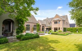 Prachtig landhuis, afgewerkt met de kwalitatiefste materialen, ingericht door Geoffroy Van Hulle. Dit landhuis is een unieke kans voor wie op zoek...