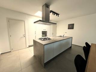 <span><strong>2 slaapkamer app met ruim terras en carport (carport inbegrepen)</strong><br />Dit energiezuinig app. is gelegen dicht bij het centrum van Roeselare met panoramische zichten. </span><br /><span>Dit appartement bevindt zich op de dakverdieping en is omgeven door groen. Via de lift komt men op de dakverdieping. Het appartement bestaat telkens uit een inkom, leefruimte met moderne en ingerichte open keuken (alle toestellen aanwezig), 2 bergingen, 1 ruime badkamer met douche en badkamermeubel, 2 slaapkamers en een toilet.</span><br /><span>Vanuit het schuifraam komt men op het privaat terras van circa 30m². Het appartement zelf heeft een opp. van om en bij de 100m². Het app. is voorzien van een carport langs de zijkant van het gebouw. <br /><strong>Prijs : 850  €/maand  + 50 € syndic/maand</strong></span><br /> 