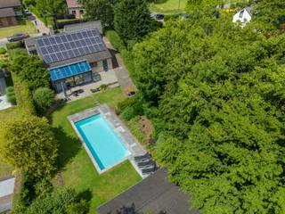 Ruime en energiezuinige gezinswoning met zwembad.<br /><br />Deze verzorgde gezinswoning biedt alle comfort, ruimte en energiezuinigheid die een gezin zoekt.<br /><br />Bij het binnenkomen komt u terecht in de ruime woonkamer, die ingedeeld is in een zithoek en een eetkamergedeelte.<br />De keuken is aansluitend en volledig uitgerust met alle nodige toestellen.<br />Aansluitend bevindt zich een aangename veranda met zonnewering, vanwaar u geniet van een prachtig zicht op de tuin.<br />Op het gelijkvloers vindt u verder een praktisch bureau, ideaal voor thuiswerk, speelkamer of hobbyruimte.<br />De wasplaats is voorzien van aansluitingen voor wasmachine en droogkast en beschikt bovendien over een douche.<br />Een afzonderlijk gastentoilet bevindt zich in de inkomhal.<br /><br />De verdieping omvat drie ruime slaapkamers en een comfortabele badkamer uitgerust met een bubbelbad, wastafel en toilet. Daarnaast is er nog extra bergruimte voorzien onder het dak. Doorheen de woning zijn tal van ingemaakte kasten aanwezig, wat zorgt voor een optimale benutting van de beschikbare ruimte.<br /><br />Extra troeven zijn de koele kelder en de inpandige garage.<br /><br />Buiten geniet u volop van het verwarmde zwembad met bijhorend poolhouse en een gezellig overdekt terras, de ideale plek om te ontspannen en gasten te ontvangen.<br /><br />Ook op energetisch vlak scoort deze woning uitstekend met een gunstig EPC-label B (125 kWh/m² jaar). Dankzij de goede isolatie, 33 zonnepanelen, airconditioning, hoogrendementsbeglazing en een HR-gasketel geniet u van een hoog wooncomfort en lagere energiekosten.<br /><br />Bovendien is de woning rustig gelegen, op een heel ruim perceel, tussen de velden, maar met een goede verbinding naar de E313 snelweg.<br /><br />Kortom, een instapklare gezinswoning waar ruimte, comfort en energiezuinigheid perfect samenkomen. Een bezoek waard!<br /><br />Benieuwd? Bel ons voor een afspraak op 014 58 02 08.