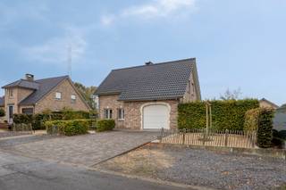 <strong>Ruime instapklare gezinswoning met 4 slaapkamers in Genk – 281m² woonplezier!</strong><br /><br />Ontdek deze ruime instapklare gezinswoning in het hart van Oud Waterschei (Genk) – ideaal gelegen nabij scholen, winkels, openbaar vervoer, sportcentrum en de autostrade. Met maar liefst 281m² bewoonbare oppervlakte, een volledige kelderverdieping en een perceel van 5a83, biedt deze woning alle ruimte en comfort die je gezin nodig heeft.<br /><br /><strong>Indeling</strong><br />Op het <strong>gelijkvloers </strong>verwelkomt de inkomhal je met een apart gastentoilet en een praktische bureauruimte – ideaal voor thuiswerk. De ruime woonkamer straalt gezelligheid uit en sluit naadloos aan op de moderne keuken. Verder vind je hier een douchekamer en een ruime inpandige garage.<br />Op de <strong>eerste </strong>verdieping zorgt de lichtrijke nachthal voor een open gevoel en krijg je toegang tot vier volwaardige slaapkamers en een ruime badkamer met alle comfort.<br />De woning is volledig <strong>onderkelderd</strong>, wat tal van mogelijkheden biedt: extra bergruimte, hobbyruimte of fitnessruimte – aan jou de keuze!<br /><strong>Buiten </strong>geniet je van een overdekt terras, perfect voor gezellige avonden in alle seizoenen, én parkeergelegenheid voor de deur.<br /><br /><strong>Extra troeven</strong>
<ul>
	<li>Overal ingebouwde rolluiken en vliegenramen</li>
	<li>Alarm- en camerasysteem voor extra veiligheid</li>
	<li>EPC-label C – energiezuinig en comfortabel wonen</li>
</ul>
<br /><strong>Ben je op zoek naar een ruime, instapklare woning op een toplocatie in Genk?</strong><br /><br />Interesse? Neem snel contact op en maak een afspraak voor een bezichtiging: 0496/174608 of katrien@hermania.be