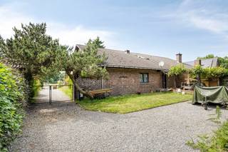 In een rustige woonwijk in Genk treffen we deze ruime gezinswoning op een perceel van maar liefst 1.515m². Met een bewoonbare oppervlakte van 279...