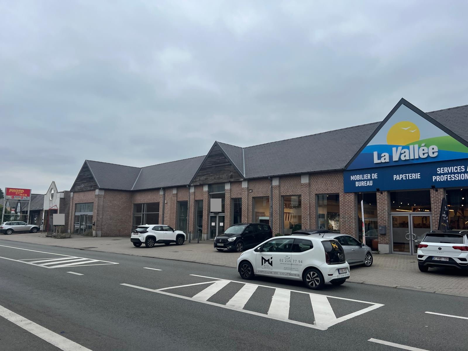 Commercial for rent in Waterloo - photo 2