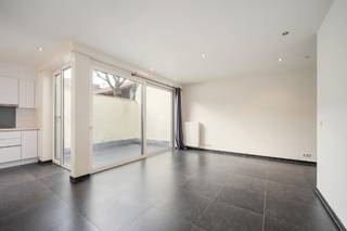 Deze gerenoveerde woning is gelegen in het centrum van Roeselare, op wandelafstand van scholen, winkels en horeca. <br />De woning werd recent van top tot teen gerenoveerd en beschikt over alle moderne comfort.<br /><br />De indeling is slim, ruim en lichtrijk tegelijk. <br />Op het gelijkvloers vinden we een inkomhal waar fietsen kunnen gestald worden, toilet, een aparte berging, kelder, bureauruimte en leefruimte met open keuken.<br />Op het verdiep vinden we drie slaapkamers en een ingerichte badkamer terug. <br />De zolder is bereikbaar via een vaste trap.<br /><br />Huurprijs: €925 per maand<br />Onmiddellijk beschikbaar.<br /><br />Is je interesse gewekt? Geef ons een seintje voor meer info of een bezoek!