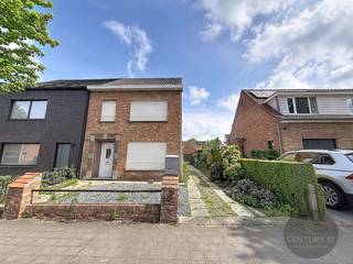 Deze stevige halfopen bebouwing is gelegen in de gegeerde wijk Fort Zevenbergen te Sint-Andries en biedt heel wat potentieel voor wie op zoek is naar ruimte, een solide constructie en een uitstekende ligging. De woning dient gerenoveerd/opgefrist te worden, maar beschikt over mooie volumes en een aangename indeling.<br /><br />Indeling gelijkvloers: inkomhal, lichtrijke woonkamer met eetplaats, afzonderlijke ingerichte keuken, praktische berging/wasplaats en kelder. Buiten geniet u van een tuin met terras, oprit en een garage achteraan het perceel.<br /><br />Op de eerste verdieping bevinden zich 4 volwaardige slaapkamers en een badkamer. Via een luik bereikt u de zolderverdieping, die extra bergruimte biedt.<br /><br />De woning is rustig gelegen, met vlotte verbinding naar het centrum van Brugge, scholen, winkels en openbaar vervoer. In de nabije omgeving bevinden zich onder andere Fort van Beieren, het natuur- en wandelgebied Tillegembos, diverse buurtwinkels, sportfaciliteiten en een snelle aansluiting richting expresweg en autosnelweg.<br /><br />Een ideale opportuniteit voor handige kopers of investeerders die deze woning verder willen omvormen tot een warme gezinswoning op een uitstekende locatie.