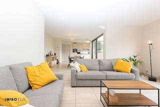 Dit prachtige appartement is een echte oase van ruimte en licht, ideaal voor wie comfortabel wil wonen.Je komt binnen via de inkomhal met apart...