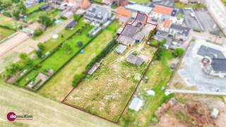 <p><span>Gerenoveerde woning met loods, stallen en serre op een terrein van 32 are</span></p><p><span> </span></p><p><span>Deze volledig gerenoveerde ruime woning, centraal gelegen tussen Leuven en Mechelen, biedt alles wat je nodig hebt als de zoekwoorden luxe, opslag en tuin bevatten. De woning bevindt zich op een terrein van maar liefst 32 are en beschikt naast de nodige opslagruimte ook over een grote serre en stallen.</span></p><p><span> </span></p><p><span>Via de inkomhal kom je in de leefruimte met aansluitend een modern ingerichte keuken. De ingesloten veranda zorgt voor veel lichtinval in de ruimte. De volledige benedenruimte is voorzien van vloerverwarming. De keuken sluit aan op een praktische berging en wasruimte. Op het gelijkvloers beschik je ook nog over een badkamer met wastafel, toilet & inloopdouche.</span></p><p><span> </span></p><p><span>De eerste verdieping beschikt over 2 volwaardige slaapkamers en wederom een volledig vernieuwde badkamer met wastafel, toilet & inloopdouche. Op de tweede verdieping heb je tot slot nog een derde slaapkamer, alsook een grote bergruimte.</span></p><p><span> </span></p><p><span>In de ruime garage is plaats voor één tot twee wagens (achter elkaar). Er is uiteraard nog extra parkeergelegenheid op de oprit.</span></p><p><span> </span></p><p><span>Tot slot is de grootste troef van deze woning de zéér ruime loods (toegankelijk via een grote automatische poort, maar ook via de veranda), de ruime stallen & de garage!</span></p><p><span> </span></p><p><span>Interesse? Maak dan snel jouw afspraak!</span></p><p><span> </span></p><p><span>015 20 36 00 - <span>info@domoxim.be</span></span><span> </span></p>