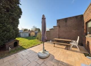 Buizingen, vlakbij het treinstation van Halle en alle voorzieningen, ligt een ruime herenwoning in een mooie, rustige woonstraat. De woning...