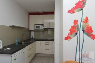 Bent u op zoek naar een stijlvolle pied-à-terre aan zee of een interessante investering? Dan is deze prachtig gerenoveerde gelijkvloerse studio precies wat u zoekt!<br />De studio werd met oog voor detail volledig vernieuwd en smaakvol afgewerkt, waardoor u zonder zorgen meteen kunt genieten. Dankzij de doordachte indeling wordt de beschikbare ruimte optimaal benut en voelt het appartement verrassend ruim en comfortabel aan.<br />Een absolute troef is het zuidgerichte terras, waar u de hele dag kunt genieten van de zon. Ideaal om te ontspannen na een dag aan zee of om gezellig buiten te ontbijten.<br />Bovendien is in de vraagprijs een private kelderberging in dezelfde residentie inbegrepen, wat zorgt voor extra opbergruimte.<br />Troeven:<br />- Volledig en kwalitatief gerenoveerd<br />- Gelijkvloerse studio<br />- Zuidgericht terras<br />- Instapklaar<br />- Private kelderberging inbegrepen<br />- Ideaal als tweede verblijf of als investering<br />- Verzorgde residentie<br />Laat deze unieke kans niet voorbijgaan en contacteer ons vandaag nog voor meer informatie of een bezoek!
