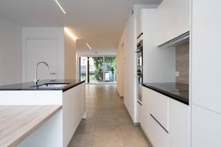 Indeling: - ruime leefruimte met toegang tot een zonnig terras- volledig uitgeruste open keuken voorzien van alle comfort- 2 comfortabele...