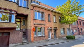 <p><span>Ruime gezinswoning te huur nabij centrum Wevelgem</span></p><p><span>Op zoek naar een comfortabele woning met veel ruimte en een gunstige ligging? Deze toffe woning nabij het centrum van Wevelgem heeft alles in huis voor aangenaam wonen.</span></p><p><span>De woning bestaat uit een inkomhal, gezellige woonkamer, ruime ingerichte woonkeuken, 3 volwaardige slaapkamers, een zolder en een ingerichte badkamer met douche. Buiten geniet is er gezellig terrasje en een aangename tuin.</span></p><p><span>Dankzij de centrale ligging bevinden winkels, scholen en openbaar vervoer zich op korte afstand.</span></p><p><span>Vrij vanaf 1 juli 2026.</span></p>