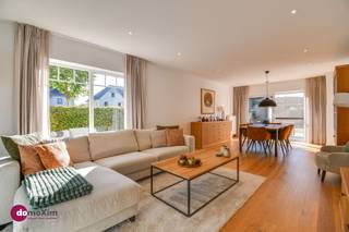 <p><span>Kwalitatieve, energiezuinige gezinswoning met zonnige tuin in Boortmeerbeek</span></p><p><span> </span></p><p><span>Deze instapklare en energiezuinige halfopen woning ligt in een rustige, doodlopende en kindvriendelijke straat. Het centrum van Boortmeerbeek, winkels, scholen en andere voorzieningen bevinden zich vlakbij, met bovendien een vlotte aansluiting op het openbaar vervoer.</span></p><p><span> </span></p><p><span>De woning is kwalitatief afgewerkt en geniet van veel natuurlijke lichtinval. De woonkamer sluit mooi aan op de keuken, die is uitgerust met een gasfornuis. Naast de keuken bevindt zich een handige berging met plaats voor een wasmachine en droogkast. Zowel vanuit de woonkamer als vanuit de keuken heb je rechtstreeks toegang tot het terras en de zuid-gerichte tuin.</span></p><p><span> </span></p><p><span>Op de verdiepingen bevinden zich drie volwaardige slaapkamers en een comfortabele badkamer, dewelke uitgerust is met alle comfort. De Master Bedroom is een echte troef en beschikt over een royale ensuite dressing met kwalitatief ingemaakte kasten. De houten vloeren op de eerste twee verdiepingen zorgen voor een warme en kwalitatieve uitstraling. Daarnaast beschikt de woning over twee afzonderlijke toiletten.</span></p><p><span> </span></p><p><span>Ook buiten is het aangenaam genieten. De zuid-gerichte tuin biedt voldoende privacy en beschikt over een praktische tuinberging met aansluitend een overdekte loungeplek. </span></p><p><span> </span></p><p><span>Vooraan de woning is er plaats om twee wagens op eigen terrein te parkeren.</span></p><p><span> </span></p><p><span>Een energiezuinige en lichtrijke gezinswoning met drie slaapkamers, veel bergruimte, een zonnige tuin en een uitstekende ligging in een rustige omgeving nabij het centrum van Boortmeerbeek. Wat zoek je nog meer?</span></p><p><span> </span></p><p><span>015 20 36 00 - info@domoxim.be</span></p><p><span> </span></p><p><span>domoXim. Waar dromen thuis komen!</span></p><p><span> </span></p><p><span>Ook de waarde van je </span><span>eigen</span><span> woning kennen? Wij geven je graag advies.</span></p>