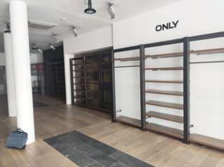 Goed gelegen handelsgelijkvloers of kantoor, gelegen in het centrum van Waregem ( ex-Soda )Dit pand heeft een oppervlakte van ca. 280 m² winkel en/of...