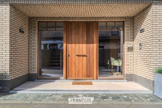 Instapklare villa (EPC A!) met gigantische bewoonbare oppervlakte en 7 slaapkamers in Middelkerke<br /><br />Gelegen in de Karel Van de Woestijnestraat bevindt zich deze uitzonderlijk ruime, energiezuinige (EPC A!) en uitstekend gelegen villa met 7 slaapkamers en een gigantische bewoonbare oppervlakte. De ligging is bijzonder praktisch: op korte afstand van het strand, scholen, winkels, horeca, recreatie en natuur. Bovendien geniet u van een vlotte verbinding naar zowel het binnenland als de kust. De woning ligt net buiten het drukke centrum, aan het einde van een doodlopende straat.<br /><br />Deze woning onderscheidt zich door haar royale volumes, degelijke afwerking en veelzijdige indeling. In totaal beschikt ze over 7 volwaardige slaapkamers, waarvan 3 op het gelijkvloers en 4 op de bovenverdieping.<br /><br />Daarnaast is ook de energiezuinigheid uitzonderlijk door de aanwezigheid van: zonnepanelen, warmtepomp én thuisbatterij!!<br /><br />Via de zijkant van de woning bereikt u de ruime inkomhal, die is ingericht met een praktische vestiaire. Deze ruimte biedt bovendien interessante mogelijkheden: ze kan perfect dienst doen als wachtruimte met aansluitend een bureau of praktijkruimte, volledig gescheiden van de leefruimtes.<br /><br />De lichtrijke leefruimte is royaal opgevat en straalt warmte en comfort uit. Dankzij de grote raampartijen geniet u hier van een overvloed aan natuurlijk licht. Aansluitend bevindt zich de volledig uitgeruste keuken met moderne toestellen en voldoende plaats voor een gezellige eetruimte. Vanuit de keuken heeft u een aangenaam zicht op de tuin en toegang tot de ruime en handige berging!<br /><br />De woning beschikt over twee badkamers op het gelijkvloers: een ruime badkamer met ligbad en een tweede badkamer met douche.<br /><br />De voormalige zolderverdieping werd volledig en kwalitatief omgevormd tot een volwaardige woonverdieping. Hier vindt u 4 extra slaapkamers, een bijkomende badkamer, een apart toilet en praktische bergruimte.<br /><br />De buitenruimte is gunstig georiënteerd en geniet van veel zonlicht. Het ruime terras sluit naadloos aan op de onderhoudsvriendelijke tuin. Er is de mogelijkheid om een aanpalend stuk grond van de gemeente bij aan te kopen.<br /><br />De garage biedt tal van mogelijkheden: naast het parkeren van een wagen is er voldoende ruimte voor stockage, hobby’s of een werkplaats. De automatische toegangspoort zorgt voor extra comfort, alsook naast de woning is er genoeg ruimte om te parkeren.<br /><br />Kortom, deze woning combineert ruimte, ligging en functionaliteit op een unieke manier en biedt tal van mogelijkheden voor wie op zoek is naar een royale gezinswoning, optie voor vrije beroepen, B&B of een eigendom met extra potentieel.<br /><br />Extra's: 2 regenwaterputten van 10.000 liter en waterontkalker.<br /><br />Voor meer informatie of een bezoek kunt u contact opnemen met Inti via inti@immofrancois.be<br /><br /> of 0499 74 89 74.<br /><br />