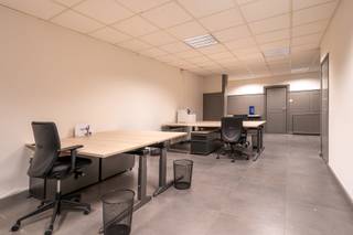 Mooie kantoorruimte van totaal ca. 98m².Verdeeld onder een kantoorruimte of handelsruimte en vergaderzaal met voldoende stockage ruimte.INDELINGVia...