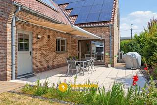 Op zoek naar een ruime, energiezuinige woning met een prachtige tuin én uitzonderlijk veel praktische ruimte?<br />In de Koning Albertlaan 113 te Lochristi vindt u deze charmante open bebouwing met een bewoonbare oppervlakte van maar liefst 223 m², gelegen op een mooi perceel van 1.000 m². Een ideale gezinswoning waar ruimte, licht en functionaliteit centraal staan.<br />Via de ruime inkomhal met afzonderlijke vestiaire en gastentoilet krijgt u toegang tot de badkamer en de bijzonder ruime leef- en eetkamer. De grote raampartijen zorgen hier voor een overvloed aan natuurlijk licht en een aangenaam contact met de tuin. Aansluitend bevindt zich de praktische keuken met centraal eiland. Verder beschikt het gelijkvloers over een zeer ruime technische/opslagberging en een afzonderlijke wasplaats met technieken.<br />Op de eerste verdieping bevinden zich 3 zeer ruime slaapkamers en een aparte strijkkamer/bureauruimte. Bovendien biedt de woning nog de mogelijkheid om een 4e slaapkamer of een 2e badkamer te creëren, waardoor ze eenvoudig kan meegroeien met de behoeften van haar nieuwe bewoners.<br />Ook buiten heeft deze eigendom heel wat te bieden. De mooie tuin met zonnig terras en zonneluifel vormt een heerlijke plek om in alle rust van het buitenleven te genieten. De ruime oprit leidt naar een uitzonderlijk groot garagegebouw met dubbele poorten, geschikt voor meerdere wagens maar eveneens ideaal als atelier, werkplaats of hobbyruimte voor vrije beroepers. Aansluitend is er nog een open opslagruimte/carport voorzien.<br />Ook op energetisch vlak scoort de woning sterk. Het huidige EPC bedraagt 141 kWh/(m² jaar), goed voor label B, en vermeldt reeds zonnepanelen en een zonneboiler. Na de opmaak van het EPC werd er bovendien nog een nieuwe HR-mazoutketel en thuisbatterij geplaatst.<br />Kortom, een bijzonder prachtige eigendom voor wie royaal wil wonen en tegelijk op zoek is naar veel garage-, werk- en opslagruimte op een mooi perceel en een gekende toplocatie in Lochristi.<br />Voor meer informatie of een bezoek ter plaatse neemt u best contact op met onze dossierverantwoordelijke Lansan via 0470 67 66 17 of lansan@immomamo.be.<br />Bezoekdag: 22/08 - enkel op afspraak.