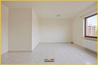 Immo Van Middelem verkoopt dit vernieuwde en lichtrijke appartement (+/- 85 m²) met 2 kamers, terras en kelder op wandelafstand van het CENTRUM...