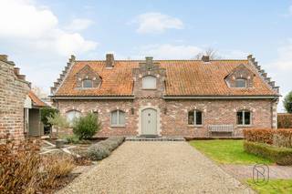 In een rustige en groene omgeving bevindt zich deze veelzijdige villa, ideaal voor grote gezinnen, cohousing, kangoeroewonen of zelfstandigen...