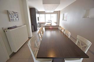 TE HUUR: Gemeubelde woning nabij het centrumIndeling: inkomhal met vestiaire en toilet, open keuken met eethoek en woonkamer uitgevend op het terras...