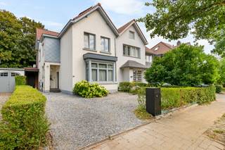 Op een uitstekende locatie te Edegem bevindt zich deze instapklare halfopen bebouwing met 4 slaapkamers en gezellige tuin. U geniet hier van een centrale ligging in een zeer aangename en gewilde omgeving vlakbij het centrum met winkels, eet-en drankgelegenheden, scholen en het openbaar vervoer.<br /><br />We betreden de woning via de inkomhal met vestiaire en apart gastentoilet. De ruime leefruimte, voorzien van een gezellige zithoek geniet van veel lichtinval door de grote raampartij. De geheel ingerichte leefkeuken werd voorzien van kwalitatieve toestellen en een hoogwaardige afwerking, een aparte eethoek maakt het geheel compleet. Van hieruit heeft u directe toegang tot de aangelegde tuin met ruim terras. De perfecte plek voor gezellige diners met vrienden of een ontspannen moment in de zon. Aanpalend aan de keuken bevindt er zich nog een praktische berging. De nachthal op de eerste verdieping geeft ons toegang tot 2 ruime slaapkamers, een dressing, tv kamer/bureauruimte, een apart toilet en een ruime badkamer met douchebad en wastafel. Hier is evens ook een aparte wasplaats voorzien. Verder beschikt u ook over een zeer ruime kelder en voldoende parkeermogelijkheden zowel op de oprit alsook vooraan op straat. Tot slot werd deze woning grotendeels gerenoveerd in 2025 en voorzien van airco's, 16 zonnepanelen, thuisbatterij van 10KW, voorziening laadpaal en een conforme elektrische keuring.<br /><br />Dit is een uitstekende opportuniteit als u op zoek bent naar een instapklare woning met 4 slaapkamers en aangename tuin te Edegem. Contacteer ons voor meer informatie op 0473 38 29 40 of neem een kijkje op www.boonstravastgoed.be . <br /><br />Bijzonderheden:<br />- 4 slaapkamers<br />- Gunstig EPC (219)<br />- Aangename en gewilde omgeving