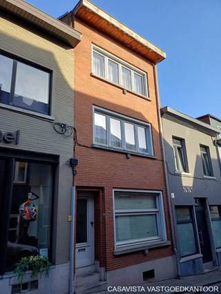 Op zoek naar een energiezuinige woning op wandelafstand van het bruisende stadscentrum van Geraardsbergen? Dan is deze charmante stadswoning zeker een bezoek waard.
Gelegen op een uitstekende locatie, vlak bij de Grote Markt, geniet u hier van alle voorzieningen binnen handbereik. Winkels, scholen, openbaar vervoer, horecazaken en recreatiemogelijkheden bevinden zich op slechts enkele minuten wandelen, waardoor u dagelijks profiteert van het comfort en de levendigheid van het stadsleven.
Achter de aantrekkelijke gevel schuilt een verrassend ruime gezinswoning met een praktische indeling en tal van mogelijkheden. Op het gelijkvloers bevinden zich een ruime inkomhal, een lichtrijke leefruimte met salon en eetplaats, een volledig geïnstalleerde keuken en toegang tot het gezellige stadsterras met verschillende niveaus. Hier geniet u in alle rust van een aangename buitenruimte midden in het centrum van Geraardsbergen.
De eerste verdieping beschikt over twee ruime slaapkamers en een stijlvolle badkamer. Op de tweede verdieping bevinden zich nog twee bijkomende slaapkamers, ideaal voor grotere gezinnen of voor wie nood heeft aan extra ruimte.
De volledig ingerichte zolderverdieping doet momenteel dienst als comfortabele bureauruimte en vormt de ideale plek voor thuiswerk, een hobbyruimte of vrij beroep. Bovendien bestaat de mogelijkheid om hier nog een extra slaapkamer te creëren, waardoor de woning verder kan meegroeien met uw woonbehoeften.
De woning werd doorheen de jaren zorgvuldig onderhouden en verder gemoderniseerd. Zo werd het dak vernieuwd, wat samen met de overige verbeteringen resulteert in een gunstig EPC-label B. Dit staat garant voor een energiezuinige woning met lagere energiekosten en een hoog wooncomfort.
Ook de elektrische installatie is conform. Verder is een asbestattest beschikbaar. Hieruit blijkt dat slechts een beperkt aantal asbesthoudende toepassingen aanwezig zijn, bestaande uit enkele gevelelementen en een leiding, wat de koper een duidelijk beeld geeft van de situatie.
Kortom, een ruime, energiezuinige en instapklare woning op een toplocatie in het centrum van Geraardsbergen, waar comfort, ruimte en bereikbaarheid perfect samenkomen.
Interesse? Contacteer CasaVista Vastgoedkantoor via 054 41 25 00 of info@casavista.be voor meer informatie of een bezoek ter plaatse.