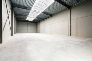 KMO-park Zilleghem bestaat uit 18 KMO-units en 2 kantoren, waarvan op heden nog maar enkele units te koop zijn! <br />Gelegen op het bedrijventerrein 'De Schatting', nabij de Torhoutsesteenweg met een goede verbinding naar de op- en afrit Ruddervoorde (E403). <br />Rondom het gebouw is een private weg aangelegd met privatieve parkeerplaatsen.<br />De KMO-units zijn geschikt voor zowel opslag als productie. Mogelijkheid om zonnepanelen te voorzien op het dak.<br /><br />Afwerking casco KMO-units :<br />- brandklasse C<br />- vrije hoogte van +/- 6,5 m<br />- staalconstructie in combinatie met een betonplint en geïsoleerde sandwichpanelen<br />- automatische sectionale poort (4,50 m B x 4,20 m H) met aparte toegangsdeur met glaspartij<br />- lichtstraat en polybetonvloer<br />- regenwater en septische put<br /><br />KMO-unit 1 op de hoek van het bedrijfsverzamelgebouw bestaat uit een gelijkvloerse verdieping (164 m²) en een lichtrijk kantoor op de eerste verdieping (164 m²).<br /><br />Voorziene oplevering Q4 2025.<br /><br />Voor meer info en inzage in de verkoopplannen of een bezoek ter plaatse : info@futurimmo.be - 0470 50 50 50.