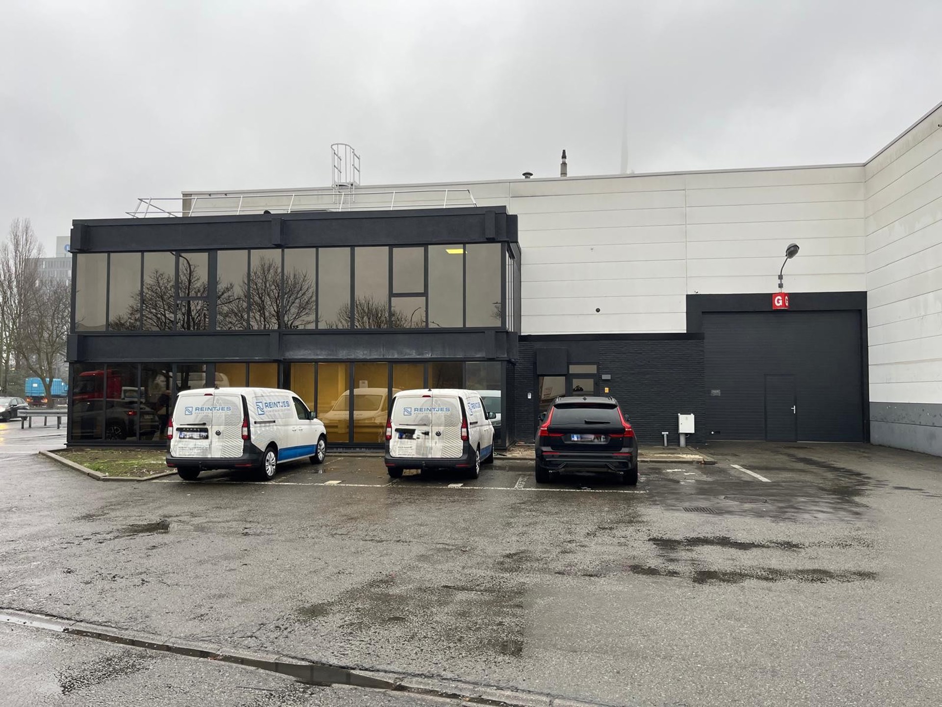 Magazijn van 1.001m² met 2 sectionaal poorten.Met gerenoveerd kantoor van 225m².Goed gelegen in de Haven van Antwerpen nabij de autosnelweg.
