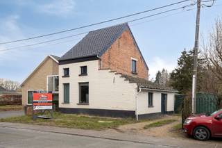 Gelegen te Hulshoutsesteenweg in Westerlo vinden we deze op te frissen woning terug. Zowel de omliggende gemeenten als verschillende faciliteiten...