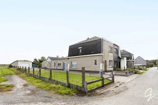 Bent u op zoek naar een solide, goed onderhouden woning die u volledig naar eigen smaak kunt renoveren? Dit huis biedt een unieke kans om uw droomthuis te creëren op een goede locatie. Dankzij de ligging in een rustige doodlopende straat geniet u hier van een leuke woonomgeving, terwijl de uitstekende mobi-score garandeert dat alle voorzieningen dichtbij zijn.<br /><br />De indeling verrast met een uitzonderlijk ruime bewoonbare oppervlakte. Op het gelijkvloers vindt u de lichtrijke living, de keuken en de badkamer. Daarnaast bevindt zich hier al een praktische eerste slaapkamer en een handige wasplaats. Het pand beschikt tevens over voldoende bergruimte en een garage. Gaat u verder naar de tweede verdieping, dan treft u daar nog eens twee extra ruime slaapkamers aan.<br /><br />Buiten is het puur genieten: de grote, volledig afgesloten tuin biedt een veilige speelzone voor kinderen. Ook de tuin biedt tal van mogelijkheden.<br /><br />Kortom, een complete woning met een zee aan ruimte en gigantisch veel potentieel. <br /><br />Richtprijs: 298.000€<br /><br />Mis deze kans niet en neem vandaag nog contact op voor meer informatie of een bezichtiging in te plannen.<br />Contacteer Ruben via e-mail op ruben@cornelis-goeman.be of op 0479/ 03 90 17