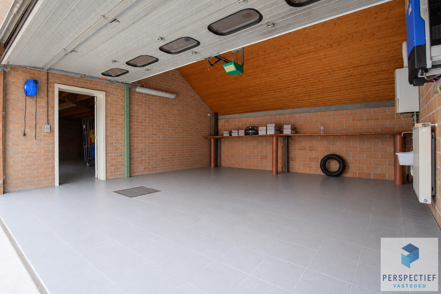 Unieke villa met dubbele garage en opslagplaats/ loods in rustige omgeving - foto 4