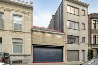 Dit herenhuis met zes slaapkamers te koop is gelegen in het zuiden van Antwerpen aan de Moonsstraat. Deze locatie is zeer centraal in de Markgravewijk vlakbij verschillende invalswegen. Horeca en cultuur zijn op wandelafstand.<br />Wat deze woning heel erg uniek maakt is het koetshuis achteraan waarin plaats is om vier auto's te parkeren en boven een atelier kan worden voorzien.<br /><br />Indeling herenwoning<br />Gelijkvloers:<br />- inkomhal<br />- woonkamer<br />- open keuken<br />- apart toilet<br />- tuin<br /><br />Eerste verdieping:<br />- badkamer<br />- twee ruime slaapkamers<br /><br />Tweede verdieping:<br />- twee slaapkamers<br /><br />Derde verdieping:<br />- twee slaapkamers<br /><br />Indeling koetshuis achteraan met privatieve toegangspoort<br />Gelijkvloers:<br />- vier autostaanplaatsen<br />- berging<br /><br />Eerste verdieping<br />- atelierruimte <br /> <br />Troeven:<br />- parkeergarage voor vier auto's achteraan<br />- mogelijkheid om een atelier in te richten<br />- toplocatie<br /><br />De woning wordt te koop aangeboden via Pre-sale. De bezoeken op afspraak zullen gepland worden op zaterdag 24 oktober en dinsdag 27 oktober.<br />Bij verdere interesse kan je een vast en onvoorwaardelijk bod uitbrengen uiterlijk tegen vrijdag 30 oktober om 17u00. De vermelde prijs van €995.000 is een instelprijs.<br /><br />Bent u geïnteresseerd in een appartement of woning te koop in Antwerpen? Aarzel dan niet om ons te contacteren. <br />Had u graag uw eigen eigendom te koop aangeboden contacteer ons dan voor een vrijblijvende schatting, telefonisch op het nummer 03/206.76.76 of per mail naar antwerpen@dewaele.com.<br /><br />Ook voor alle andere vragen omtrent vastgoed, kopen of verkopen kan u steeds bij ons terecht!<br /><br />De eigendom wordt aangeboden via de Pre-sale formule. Van 24/10/2026 om 10:00 tot 27/10/2026 om 18:30 kan u het huis op afspraak komen bezichtigen en een bod uitbrengen. De vermelde prijs is een instelprijs. Voor meer info, gelieve contact op te nemen met de dossierverantwoordelijke.<br /><br />Bestuursmaatregelen in het maatregelenregister: nee