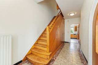 This authentic three-façade property, centrally located in Meise, has a great deal to offer. The classic brick façade, the original wooden...