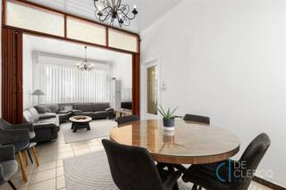 <p><span>Deze gezellige woning is modern gerenoveerd naar een klassevolle stadswoning met behoud van charmante, authentieke elementen die het karakter van de woning versterken.</span></p><p><span>Het gelijkvloers biedt een woon-en eetkamer die naadloos in elkaar overgaan, voorzien van elegant houtwerk die ook de mogelijkheid geeft om deze ruimtes knus van elkaar af te sluiten. Verder ligt de tijdloze keuken compleet uitgerust met hedendaagse apparatuur en praktische werkbladen. De badkamer is stijlvol ingericht met een inloopdouche en lavabomeubel. Op de bovenverdiepingen zijn 4 ruime slaapkamers aanwezig, elk voorzien van veel natuurlijk lichtinval waardoor een aangenaam woonklimaat is gegarandeerd. Tot slot heeft de woning een praktische kelder, ideaal te gebruiken als koele berging aanvullend op de keuken.</span></p><p><span>De woning kent een gunstig EPC-label B en wordt verwarmd met een condenserende gaswandketel met radiatoren als afgiftesysteem.</span></p><p><span>Het huis te Gentbrugge bevindt zich op slechts 10 minuten fietsen van centrum Gent met een uitstekende verbinding naar omliggende gemeenten. De locatie biedt een goede bereikbaarheid naar de nodige voorzieningen, terwijl u toch geniet van een gezellige woonbuurt. De verkoopprijs bedraagt 374.000 euro excl. registratierechten.</span></p><p><span>Wordt u de nieuwe inwoner van deze charmante woning op een gunstige ligging?  Aarzel niet om contact op te nemen en maak nu uw afspraak via anais@vastgoed-dc.be of de website! </span></p>